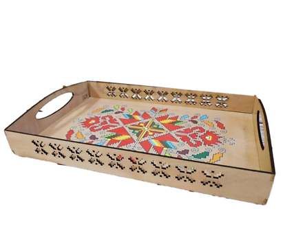 Дървен поднос с щампирана шевица и елементи